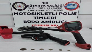 Kütahyada Yunus Timleri bir araçta 6 adet sikke ve 2 detektör ele geçirdi