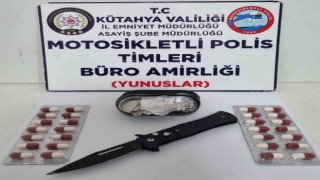 Kütahyada Yunus Timleri bir kişinin eşyaları arasında uyuşturucu buldu