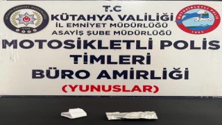 Kütahyada Yunus Timleri bir kişinin üzerinde uyuşturucu ele geçirdi