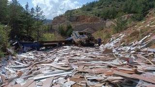 Laminant yüklü tır dereye yuvarlandı: 1 yaralı