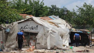 Mahalleliyi isyan ettiren metruk çöp ev, belediye ekiplerince yıkıldı