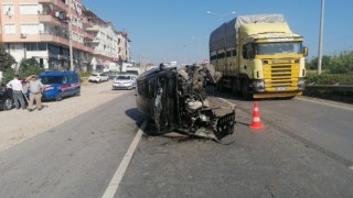Makas atarken bariyerlere çarptı, hurdaya dönen otomobilden yaralı çıkarıldı
