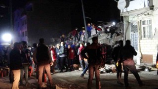 Malatyada 3 katlı ağır hasarlı bina çöktü: 1 kişi öldü