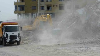Malatyada ağır hasarlı binaların yıkımı devam ediyor