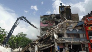 Malatyada ağır hasarlı binaların yıkımı devam ediyor