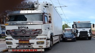Malatyada ilginç kaza: Seyir halindeki iki aracın arasına sıkışan otomobil trafiği felç etti