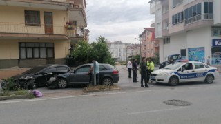Manavgatta iki otomobil çarpıştı: 1 yaralı