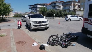 Manavgatta kamyonet ile otomobil çarpıştı: 2 yaralı