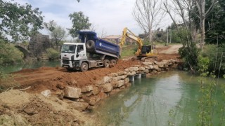 Manavgatta Naras Çayına geçici köprü