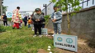 Manisalı çocuklar 11 şehrin anısına 11 fidan dikti