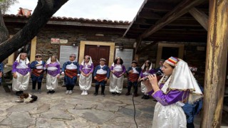 Marmarisli öğrenciler işaret dili ile Kerimoğlu Türküsünü söyledi