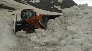 Mayıs ayında 5 metreyi bulan karda yol açma çalışması