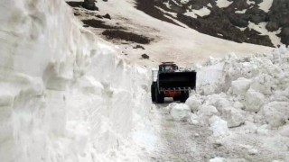Mayıs ayında iş makinesinin boyunu geçen karlı yollarda çalışma