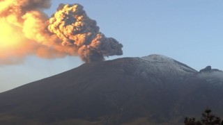 Meksikadaki Popocatepetl Yanardağındaki patlamalar okulları tatil etti
