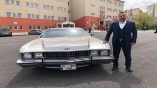 Merhum Alparslan Türkeşin otomobiliyle oy kullanmaya geldi