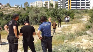 Mersinde toprak kazan kadın el bombası buldu