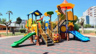 Mersinde yakılan çocuk oyun grubu yenilendi