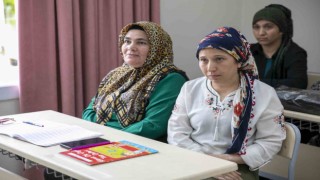 Mersinli kadınlar belediye kurslarıyla okuma yazma öğreniyor