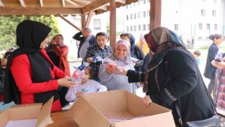 Meslek liseli öğrenciler depremzede çocukları yaptıkları bebeklerle sevindirdi