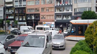 Metrelerce uzayan otobüs kuyruğu trafiğin sıkışmasına neden oldu