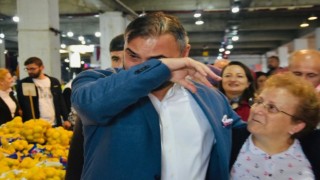 Milletvekili seçilemeyen adaya sakladığı posterini gösterince duygu dolu anlar yaşandı