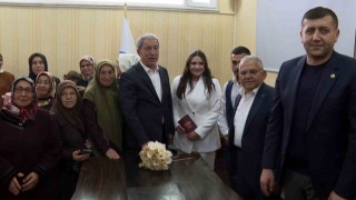 Milli Savunma Bakanı Akardan nikahı kıyılan çifte sürpriz ziyaret