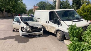 Minibüs ile otomobil çarpıştı: 1 yaralı