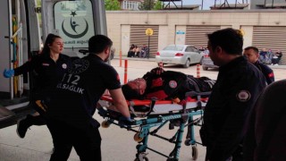 Minibüsle çarpışan motosikletli polis yaralandı