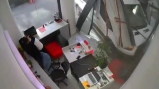 Minibüsün iş yerine girdiği kazanın yeni görüntüleri ortaya çıktı