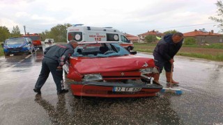 Minibüsün otomobille çarpıştığı kazada 2 kişi yaralandı