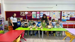 Minik eller kuş yuvalarını renklendirdi
