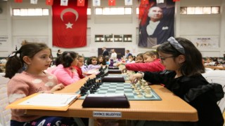 Minik öğrencilerin satranç turnuvası renkli görüntülere sahne oldu