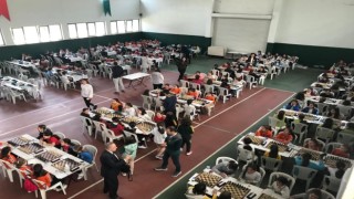 Minik satranç tutkunları kupalarına kavuştu