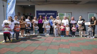 Minikler anneleri için hediye hazırlayıp, şarkılar söyledi