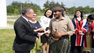Misafir öğrencilerin mezuniyet coşkusu