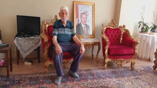 Mitinge gitmek için merdivenleri yürüyerek çıkan Hüseyin Dede, Cumhurbaşkanımız arayınca çok sevindim”