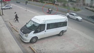 Moto kuryenin şaha kaldırma şovu kazayla bitti: O anlar kamerada