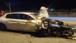 Motosiklet otomobile ok gibi saplandı: 1 ölü
