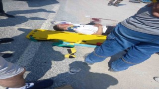 Motosiklet sürücüsü taklalar attı, çarpıştığı otomobil sürücüsü hiçbir şey olmamış gibi kaçtı