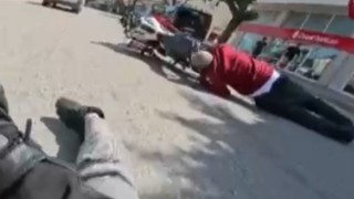Motosiklet sürücüsü yayalara çarpmamak için kendini feda etti