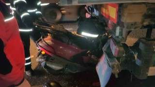 Motosiklet tıra ok gibi saplandı: Motokurye hayatını kaybetti