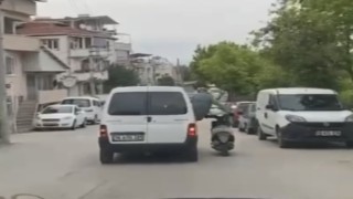 Motosikleti seyir halindeki aracın camından sarkarak götürdü