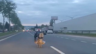 Motosikleti yatarak kullandı