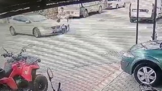 Motosikletin otomobile çarptığı anlar kameraya yansıdı