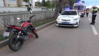 Motosikletten düşen anne ve kızı ölümden döndü