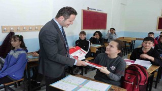 Muğlada öğrenciler için yeni kaynak kitaplar ücretsiz olarak dağıtılmaya başladı