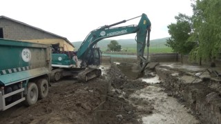 Muştaki sel felaketinin yaraları sarılıyor