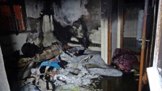 Müstakil evde çıkan yangında 2 kişi dumandan etkilendi, muhabbet kuşu kafesinde telef oldu
