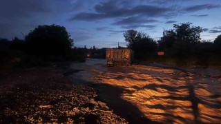 Nevşehirde selde mahsur kalan şoför, iş makinasıyla kurtarıldı