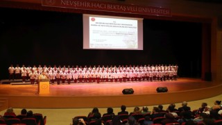 NEVÜlü hemşire adayları üniformalarını giydi